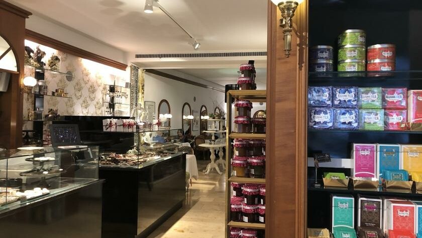 Blick in das Café Jäck in Karlsruhe mit großem Teeregal