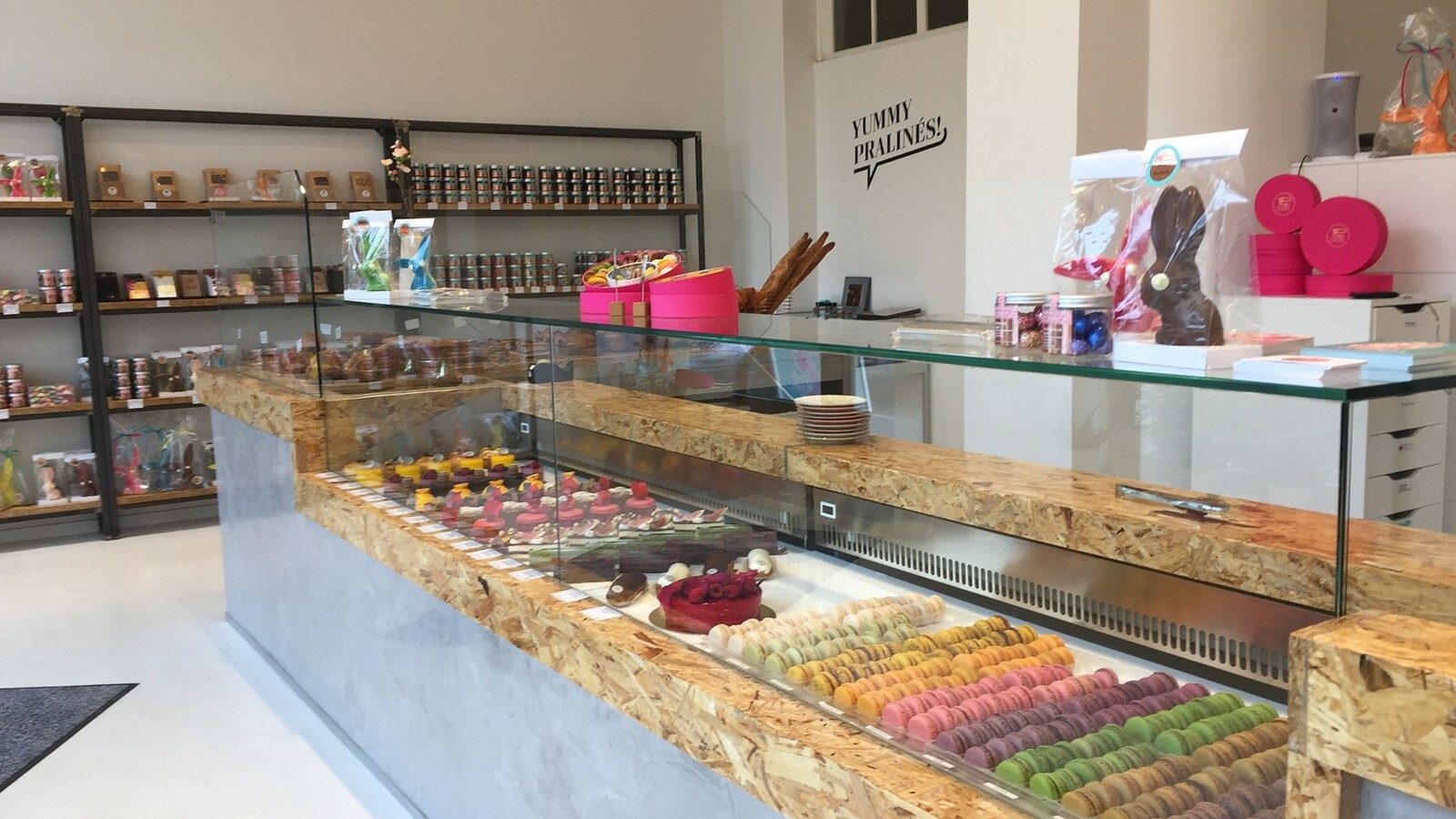 Theke mit selbstgemachten Macarons, Törtchen und feinster Schokolade in der Pâtisserie Ludwig in Karlsruhe