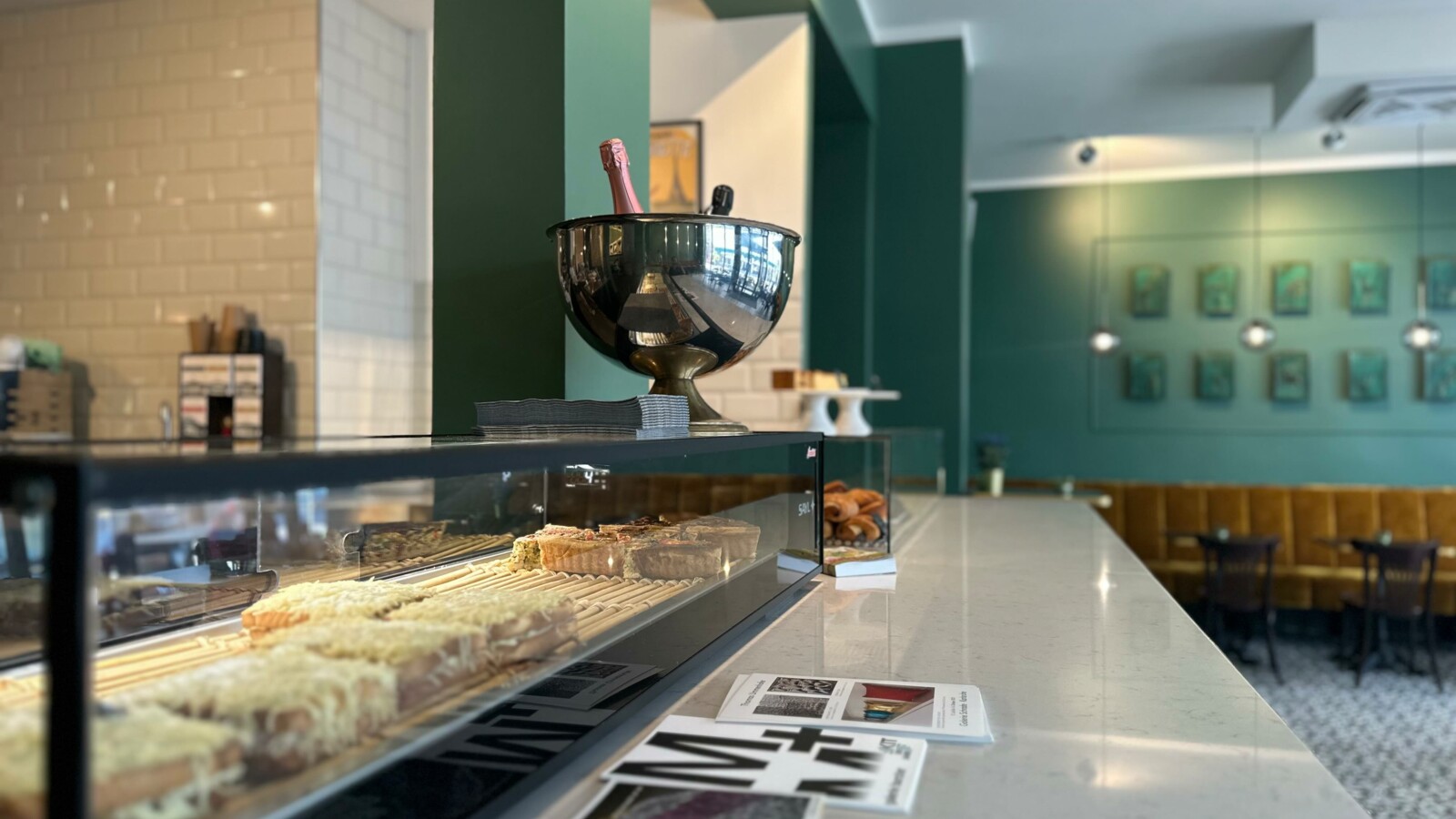 Theke mit frisch gebackenen, französischen Köstlichkeiten bei Le Renard in der südlichen Waldstraße