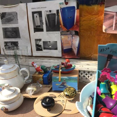Second-Hand-Aushänge und Produkte im Krempel Tempelchen 2018
