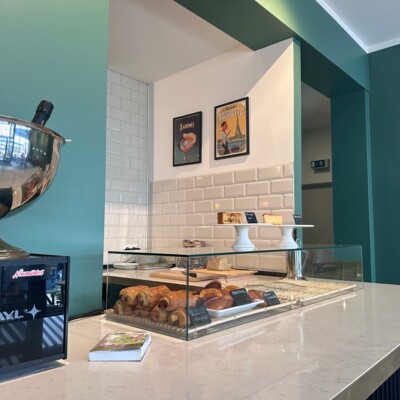 Vielerlei französische Köstlichkeiten, wie Croissants oder Pain au Chocolat bei Le Renard in Karlsruhe