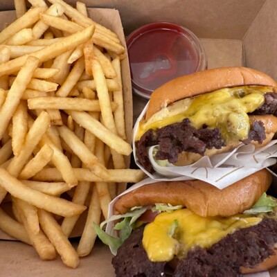 Saftige Smash-Burger und leckere Pommes bei Goldies in Karlsruhe