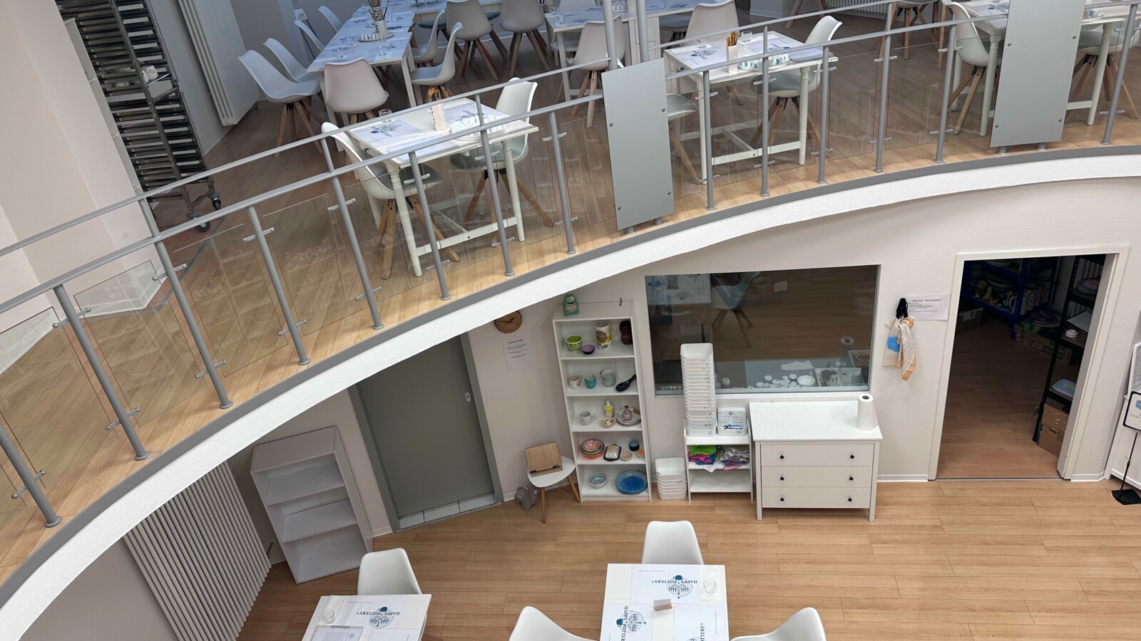 Große, helle Galerie bei Happy Pottery in Karlsruhe