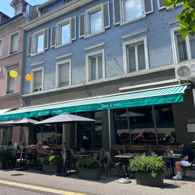 Der gemütliche Außenbereich von Le Renard in der südlichen Waldstraße lädt zum Verweilen ein