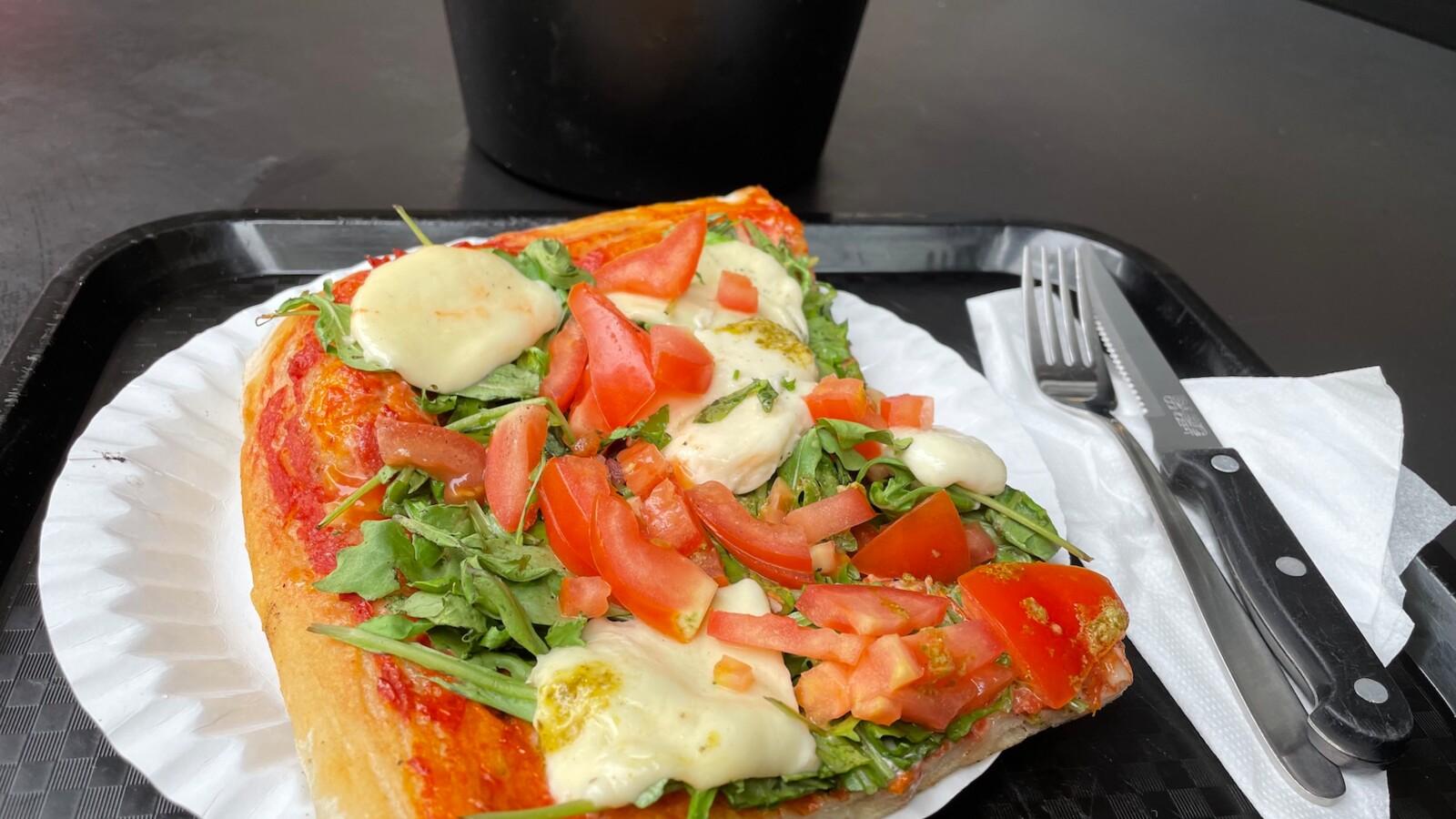 Pizza mit Mozarella, Rucola und Tomaten bei Pizza & Gusto in Karlsruhe