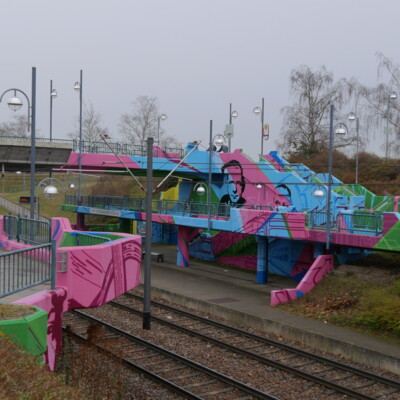 Buntes Graffiti an der Haltestelle Kurt-Schumacher-Straße