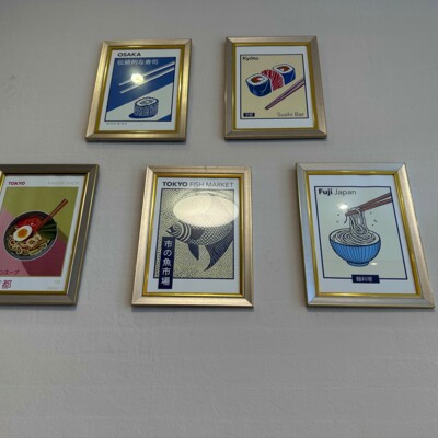 Bilderwand bei Mr Dumpling mit verschiedenen asiatischen Gerichten