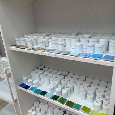 Große Farbauswahl im Keramikmalstudio Happy Pottery in Karlsruhe