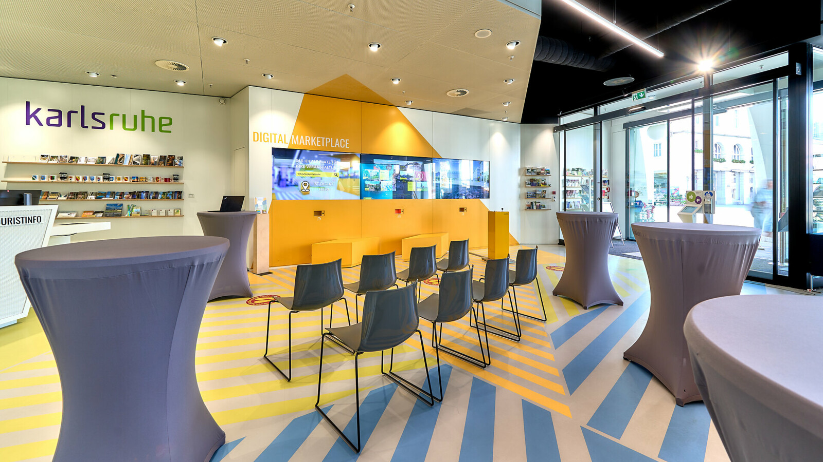 Tourist-Information im Schaufenster Karlsruhe © KTG Karlsruhe Tourismus GmbH_Foto Bruno Kelzer (9)