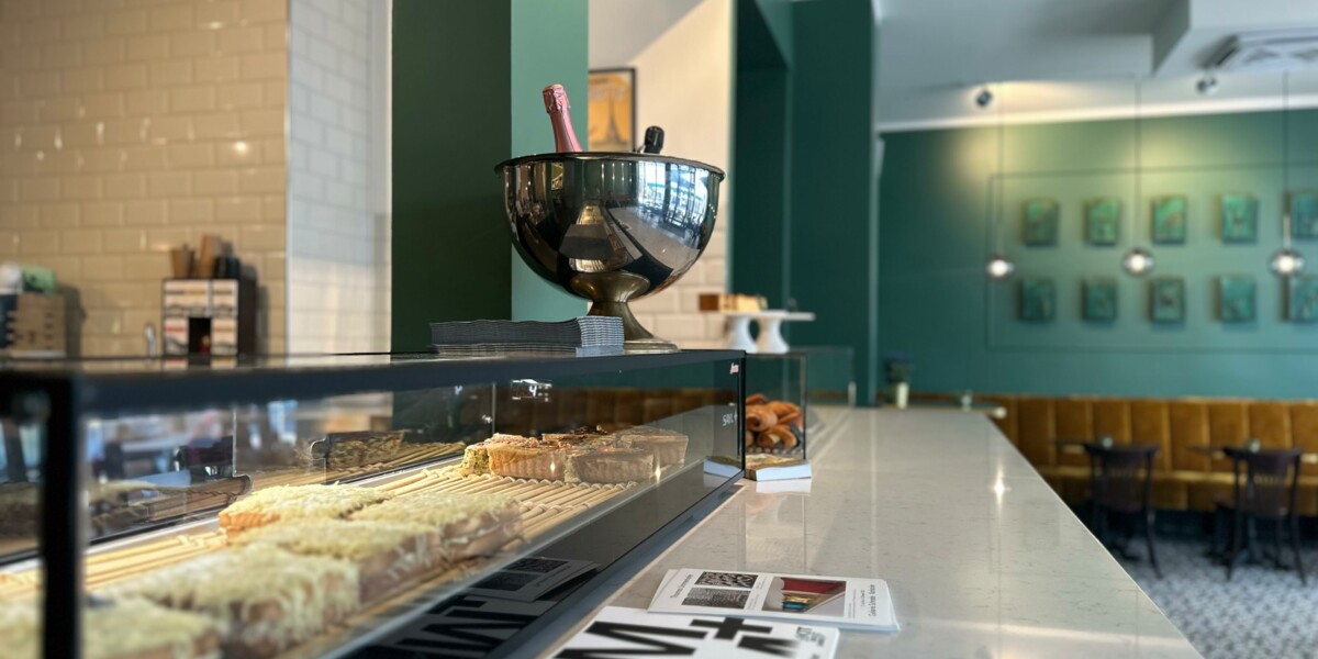 Theke mit frisch gebackenen, französischen Köstlichkeiten bei Le Renard in der südlichen Waldstraße