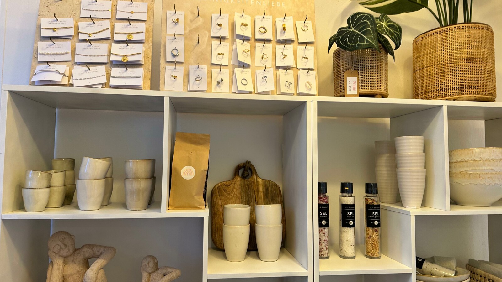 Decorations and kitchen utensils in bright colors - the concept store reflects the café's interior design