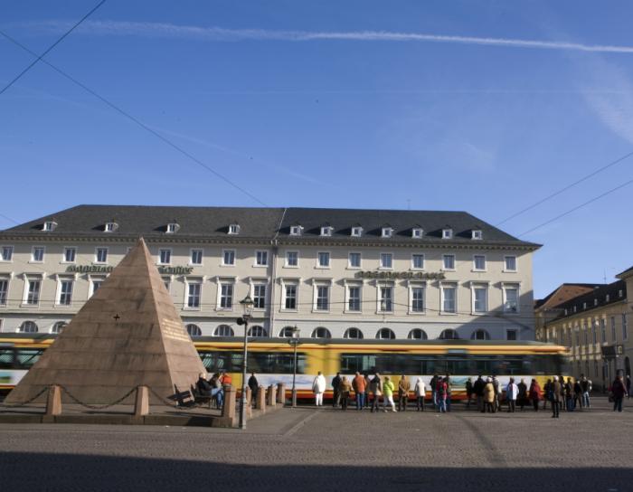 Rathaus und Pyramide auf dem Marktplatz mit Straßenbahn im Hintergrund