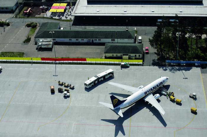 Luftbild vom Flughafen mit Maschine von Ryanair