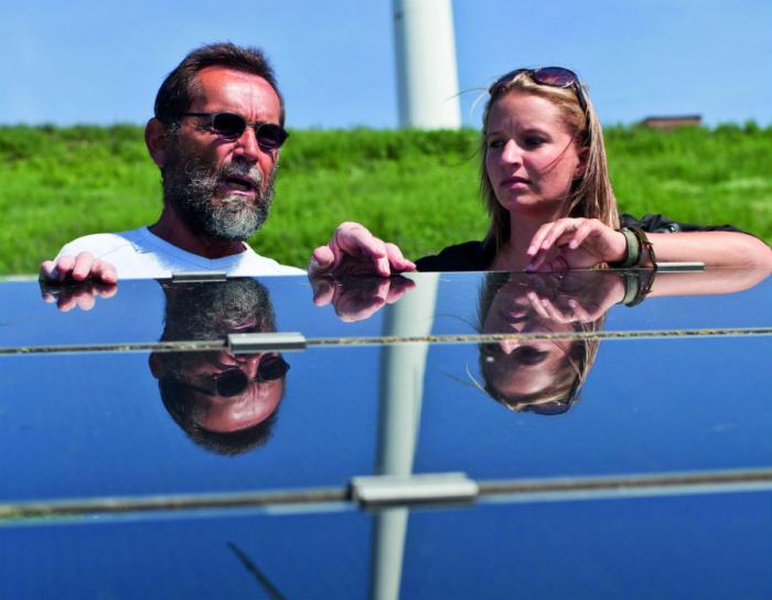 2 Personen betrachten Solarpannels
