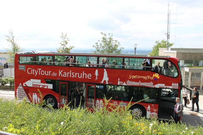 Der Karlsruher HopOn/HopOff Bus am Turmberg