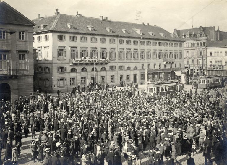 „Nationalsonntag“ mit Blasmusik auf dem Marktplatz, Oktober 1917