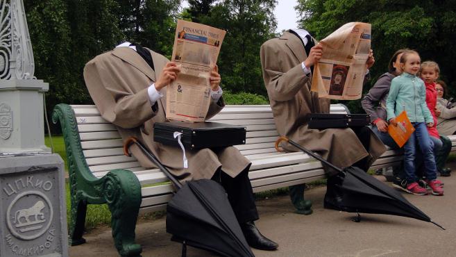 Die kopflosen Männer beim Zeitunglesen