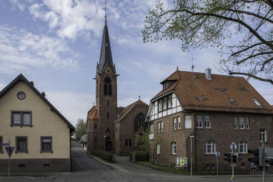 Kirche mit Pfarrhaus 