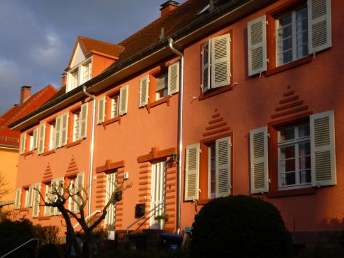 Hinter roten Mauern: Die Grenadierkaserne, heute Behördenzentrum in Karlsruhe