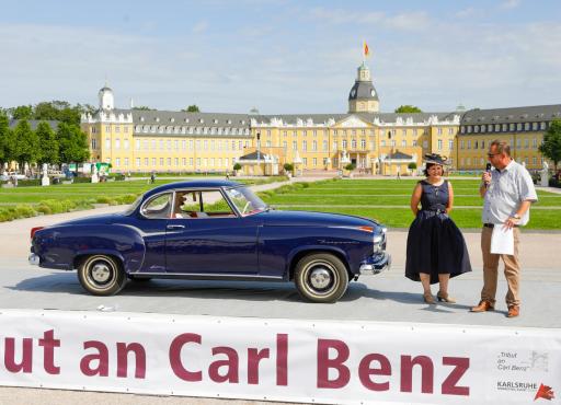 Tribut an Carl Benz 2019 - Fahrzeugmoderation vor dem Schloss