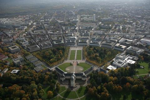Karlsruhe Schloss und Innenstadt Luftaufnahme