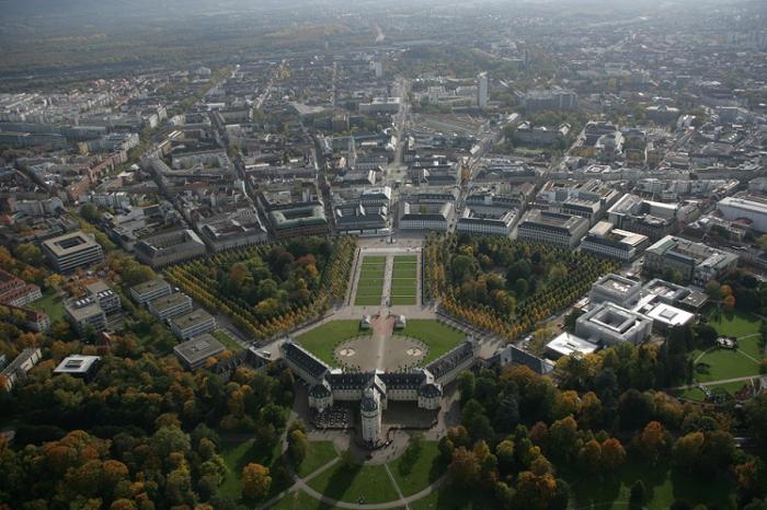 Das Karlsruher Schloss und die Innenstadt aus der Vogelperspektive 