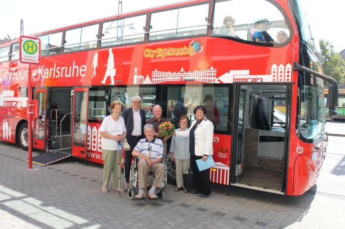 2.000. Fahrgast im roten Karlsruher Doppeldecker Bus