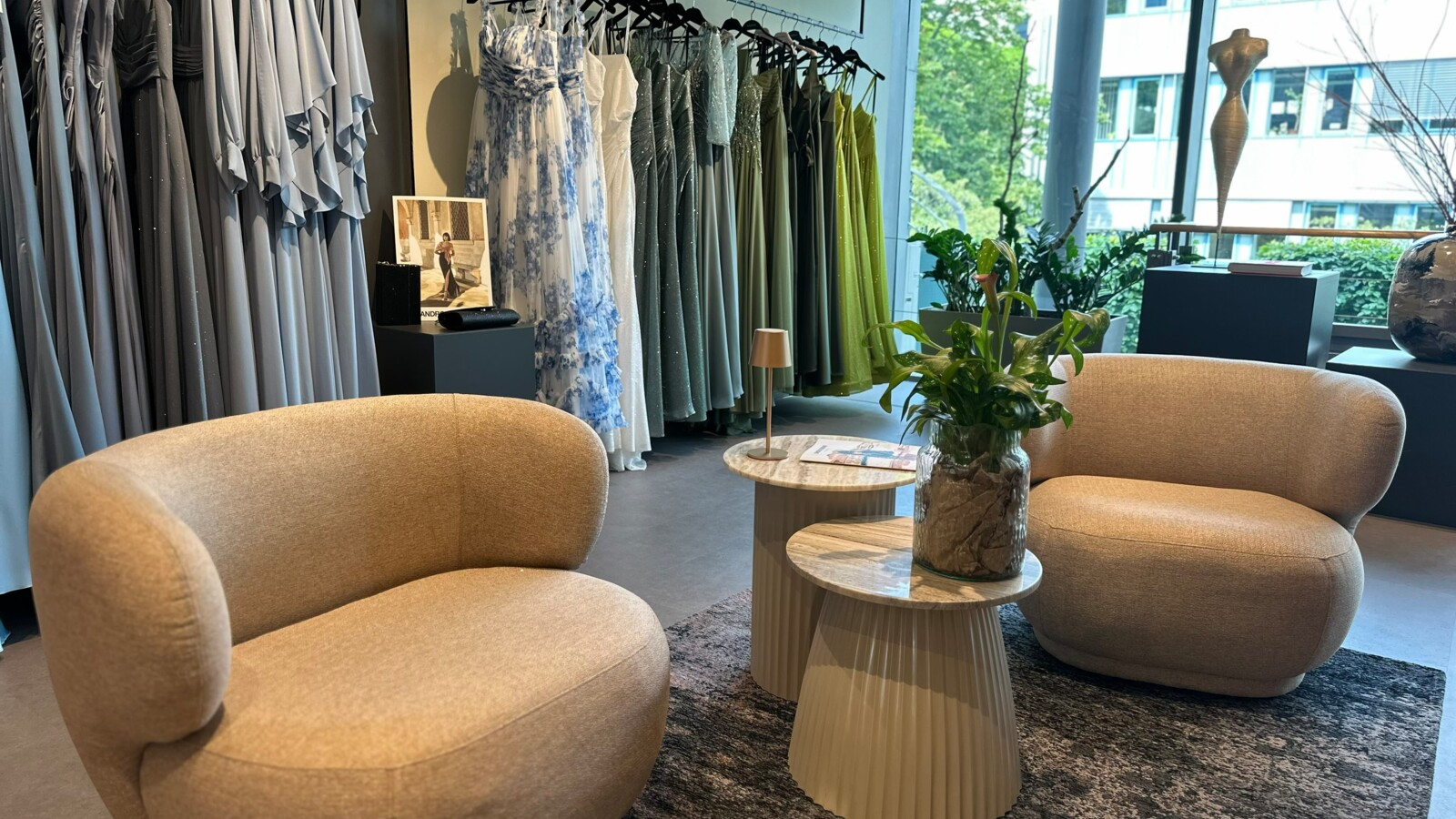 Des sièges entre de superbes robes de soirée chez angelique house of dress à Karlsruhe