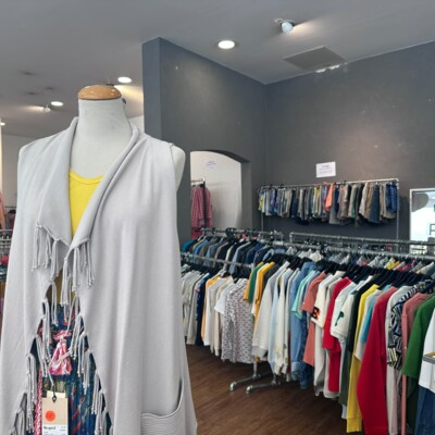 T-shirts et tops pour femmes en différentes couleurs au Hergard Pop Up Outlet à Karlsruhe