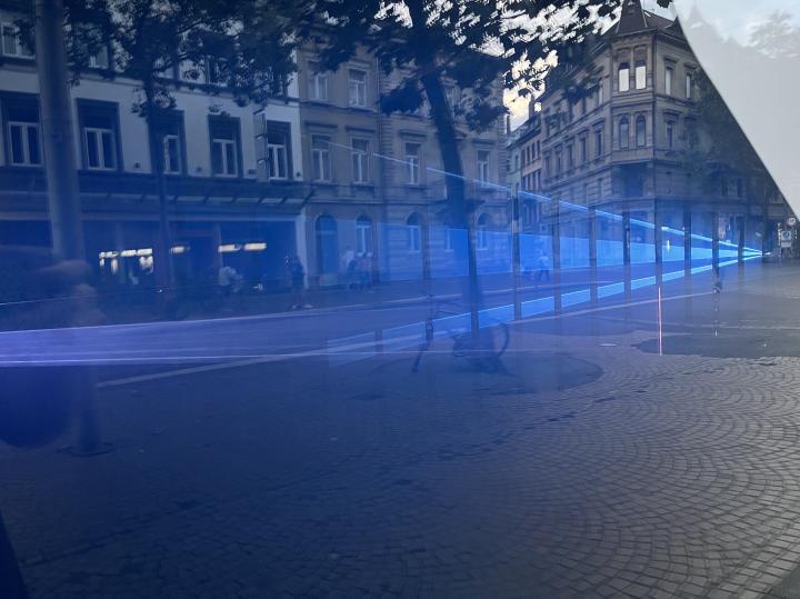 L'installation "Fluchtpunkte" du groupe d'artistes VOLNA dans l'open space de TRIANGEL en été 2023