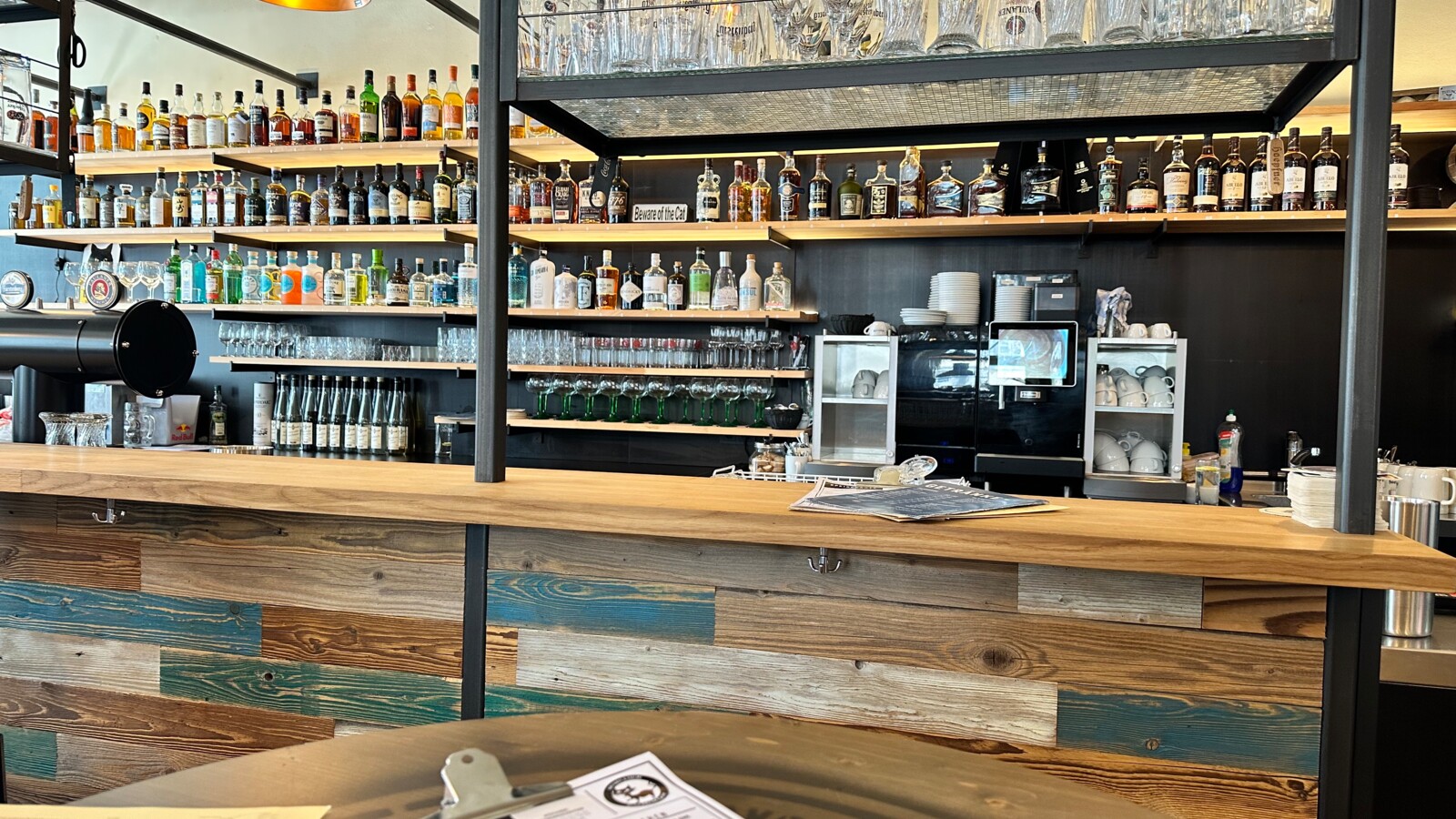 Le cœur de la gueule de bois noire - le bar