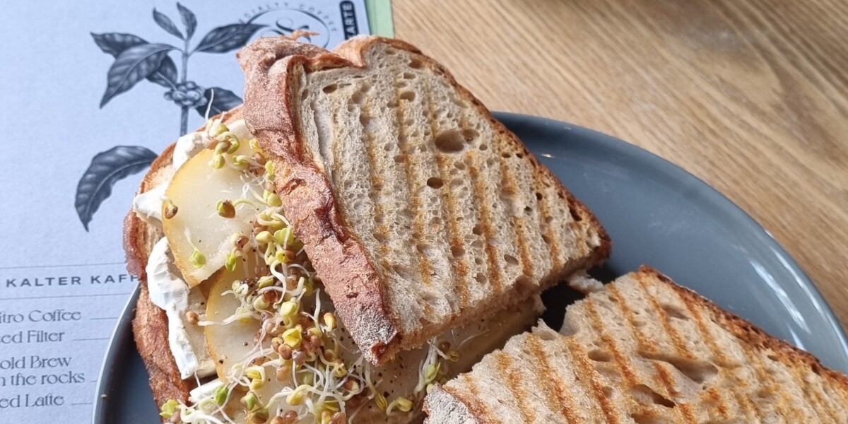 Sandwich grillé végétalien au café drei&zwanzig