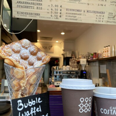Déguster des gaufres bulle moelleuses avec de la glace
