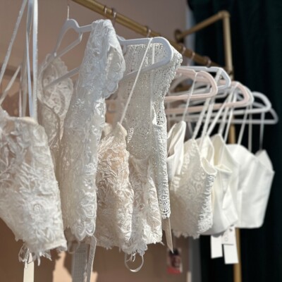 L'assortiment de la boutique de mariage Wertvoll comprend également des tops et des vestes.