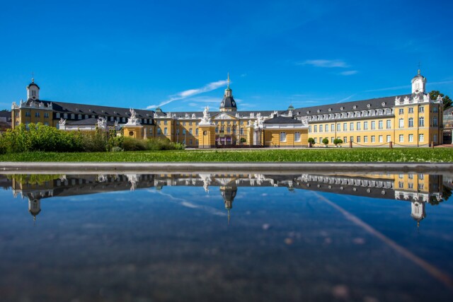 Het kasteel van Karlsruhe in de zomer